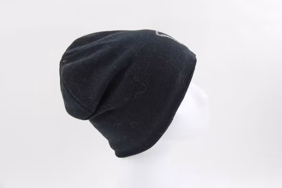 Шапка-бини со светоотражающим логотипом. Детская зимняя вязаная шапка со светоотражающей функцией.